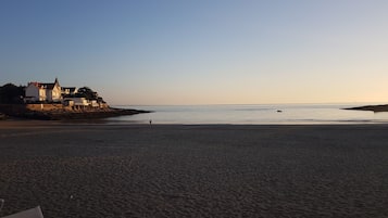 Plage à proximité, chaises longues