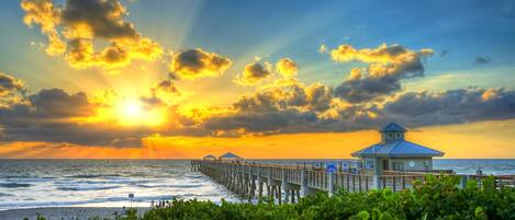 Aurinkotuoleja, rantapyyhkeitä