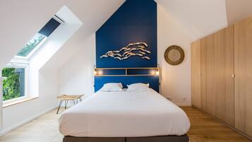 4 bedrooms, iron/ironing board, free WiFi, bed sheets