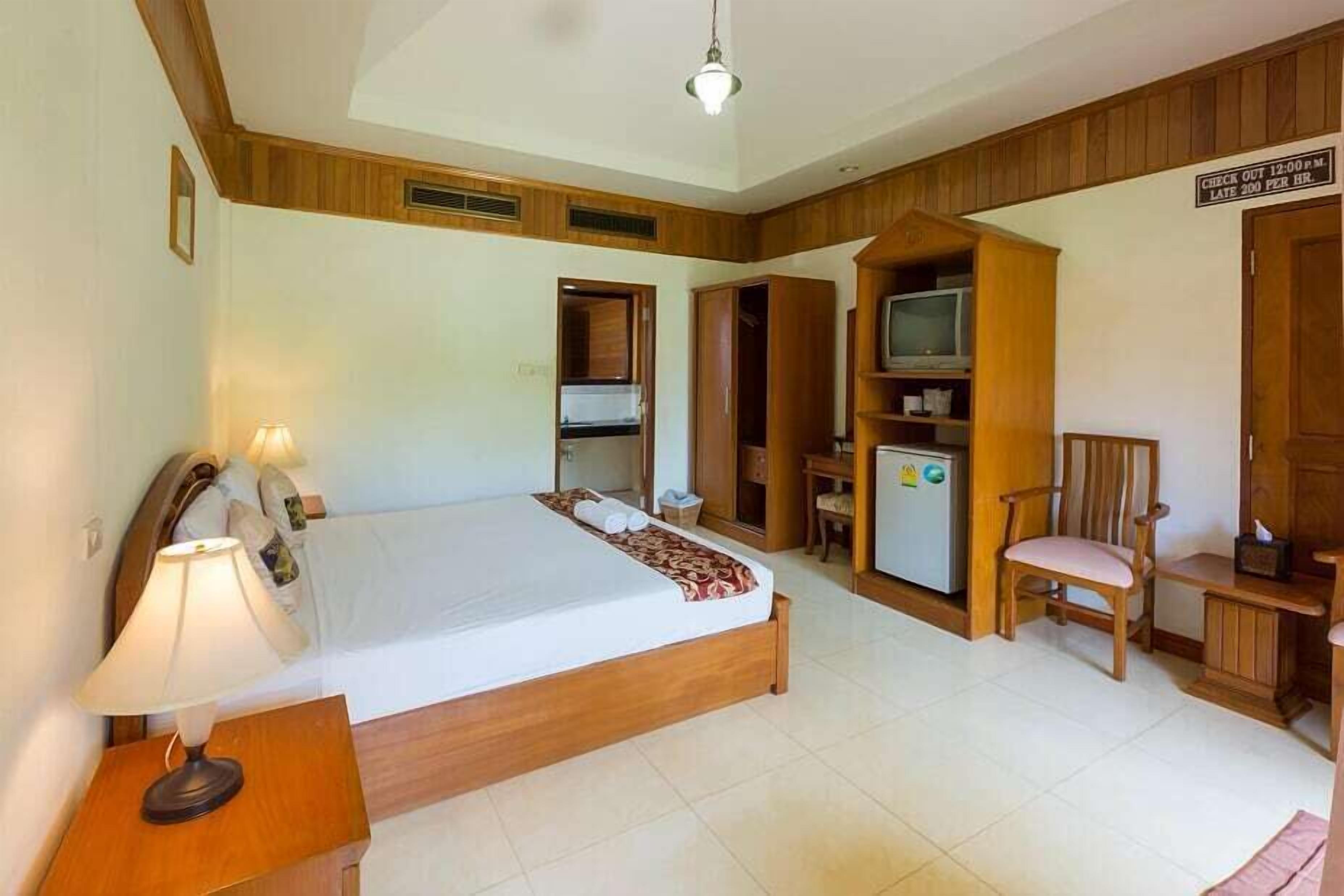 superior room | in-room safe, desk, free wifi