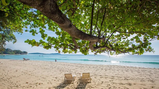 On the beach, white sand, sun loungers, beach towels - Long Beach Lodge (Koh Samui)