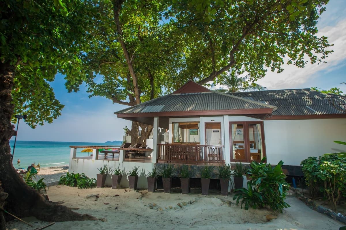 Bungalow, di fronte alla spiaggia | 1 camera, una cassaforte in camera, una scrivania, Wi-Fi gratuito