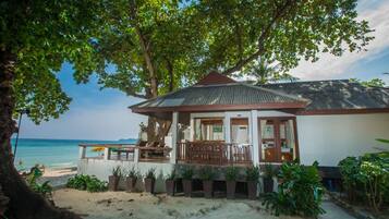 Bungalow, frente a la playa | Caja fuerte, escritorio, wifi gratis