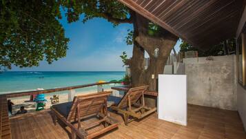 Bungalow, frente a la playa | Terraza o patio