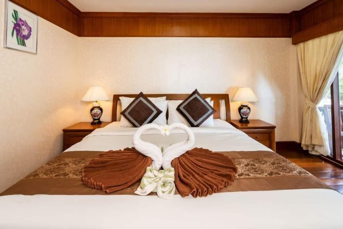 In-room safe, desk, WiFi (free)