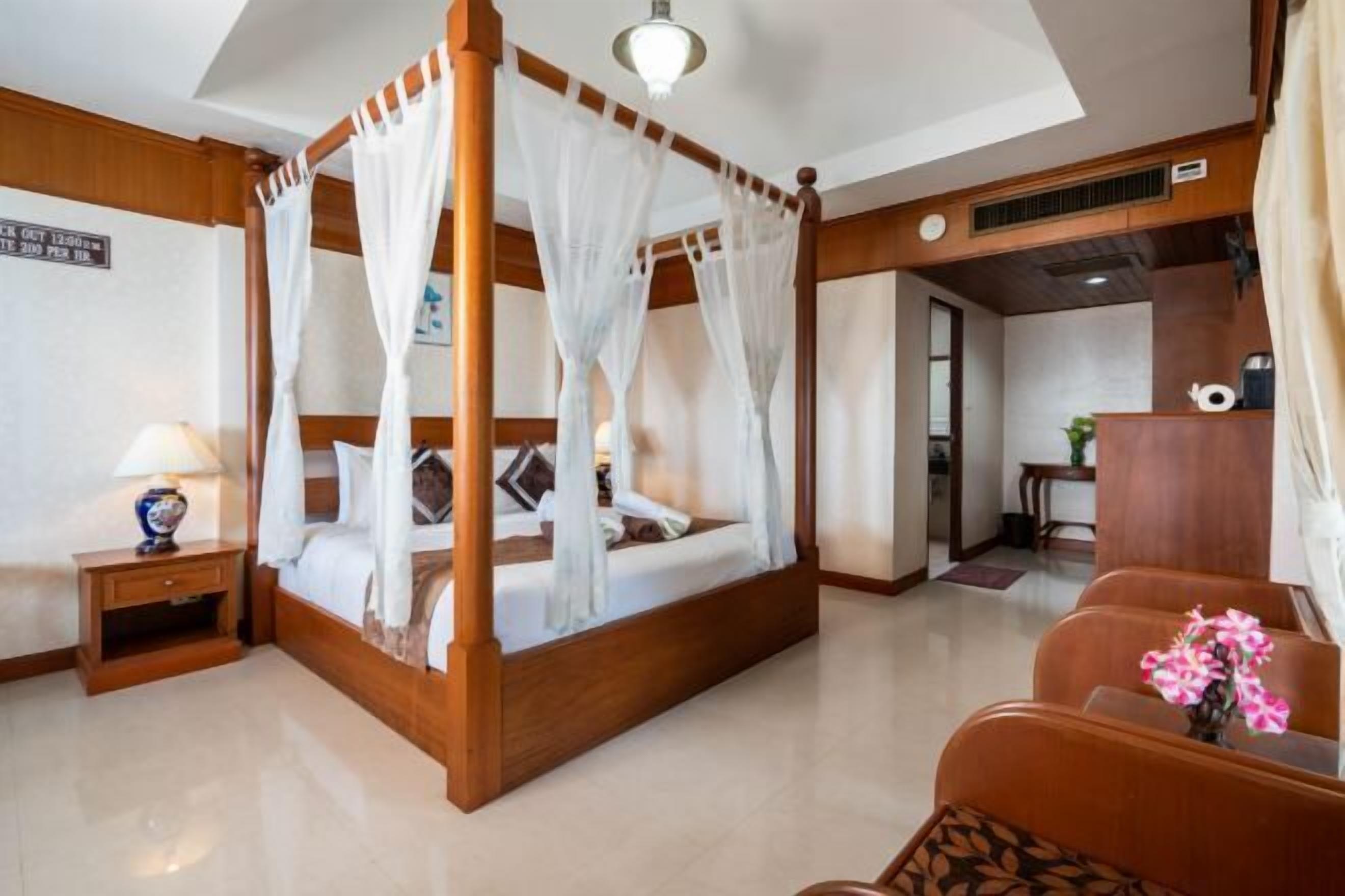 خزنة داخل الغرفة ومكتب وواي فاي مجانًا