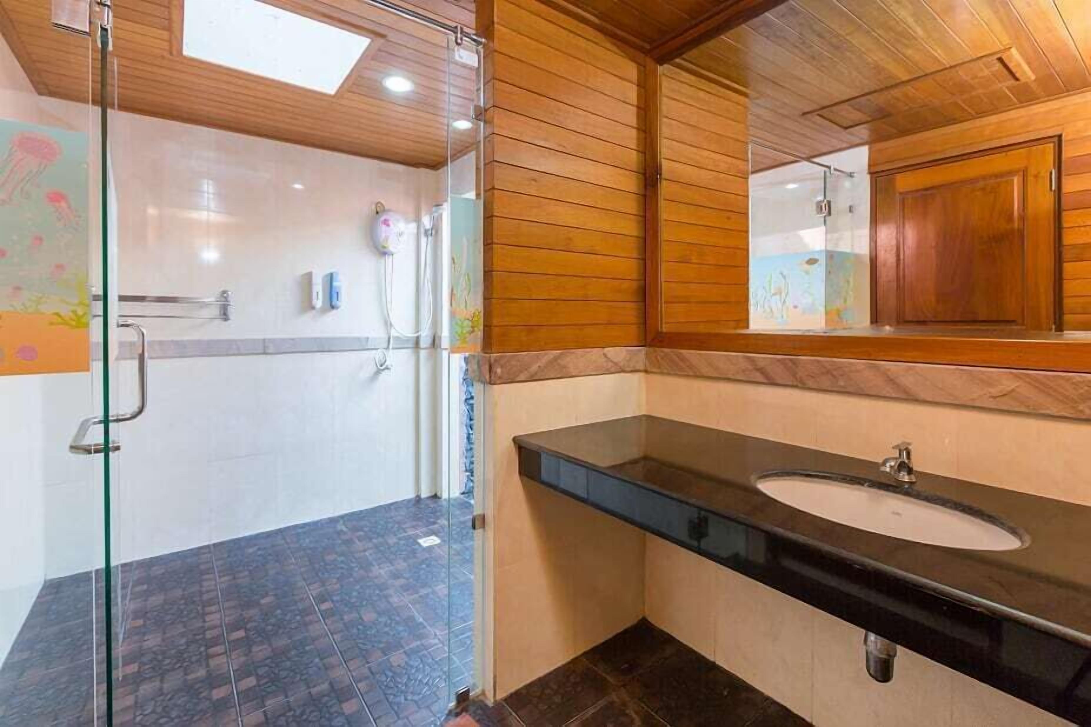 superior room | bathroom | shower, towels, soap, shampoo