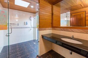 Superior Room | Bathroom | Shower, towels, soap, shampoo