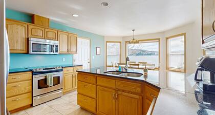 Soleado, casa frente al lago con gran patio, muelle flotante y 3 boyas