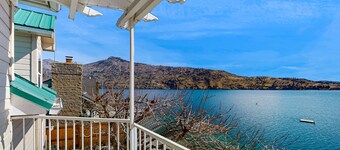 Sunny, lakefront hjem med stor terrasse, flytende dock og 3 buer