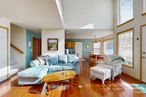 TV, video games, DVD player, books - Sunny, lakefront home with huge patio, floating dock & 2 buoys (Chelan)