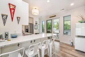 Astianpesukone, kahvin-/teenkeitin, keittoastiat/astiat/ruokailuvälineet