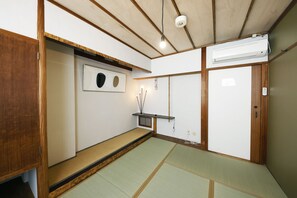 Habitación básica con 2 camas individuales, no fumadores, baño compartido (Japanese Style) | Caja fuerte, decoración individual, mobiliario individual