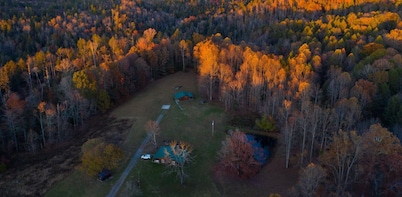 1 room cabin Fern Creek Cabins @ New River Gorge White Water Hiking Hot tub. 


