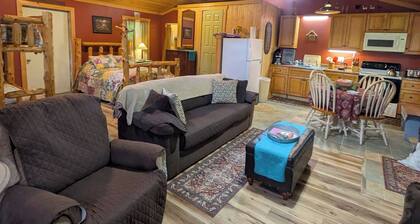 1 room cabin Fern Creek Cabins @ New River Gorge White Water Hiking Hot tub.