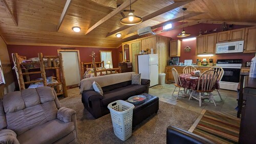 Fern Creek mökit @ New River Gorge Valkoinen vesi Patikointi Hot Tub Uusittu