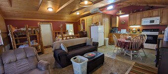 1 room cabin Fern Creek Cabins @ New River Gorge White Water Hiking Hot tub. 


