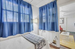 4 多间卧室、办公桌、熨斗/熨衣板、旅行婴儿床