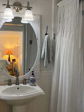 浴槽、ヘアドライヤー、タオル、石鹸