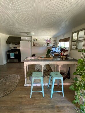 Fridge, microwave, oven, stovetop - Colony Haven in the Oaks (Atascadero)