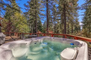 Outdoor spa tub - Lupine Luxury on the West Shore - Hot Tub - HOA Beach (Tahoe City)