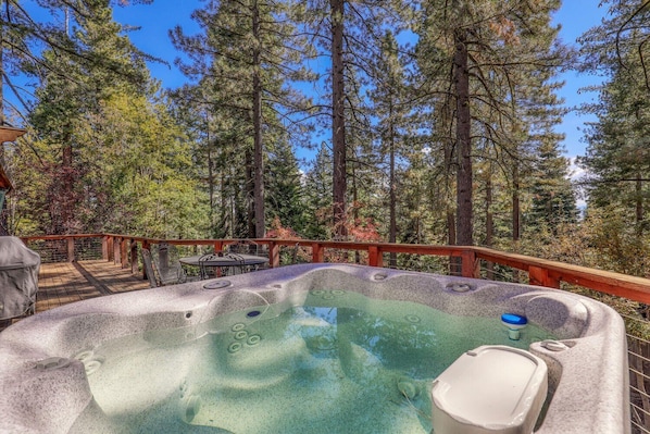 Outdoor spa tub - Lupine Luxury on the West Shore - Hot Tub - HOA Beach (Tahoe City)