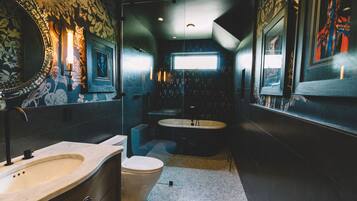 淋浴/盆浴组合、吹风机、毛巾、肥皂