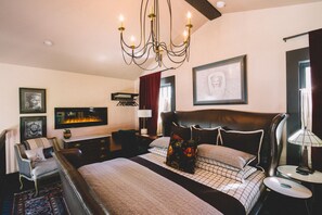 Desk, iron/ironing board, WiFi, bed sheets - Private Lofted Downtown Studio (Sebastopol)