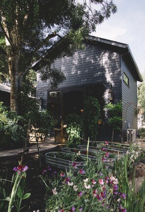 Property grounds - Private Lofted Downtown Studio (Sebastopol)
