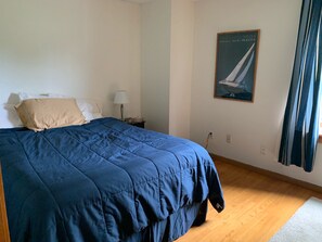 3 bedrooms, desk, free WiFi, bed sheets - Location!! Ocean views. Easy walk to beaches, restaurants, shops. Quiet street.  (Middletown)