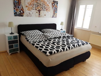 Eines von 4 Schlafzimmern mit Boxspringbett