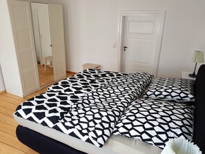 Travel cot, WiFi, bed sheets