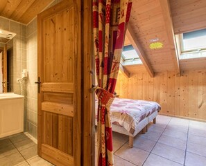 5 bedrooms, in-room safe, iron/ironing board, travel cot