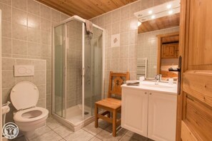Douche, baignoire à remous, séchoir à cheveux, serviettes fournies