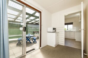 Casa, 4 habitaciones | Área de sala de estar | Televisión de pantalla plana 