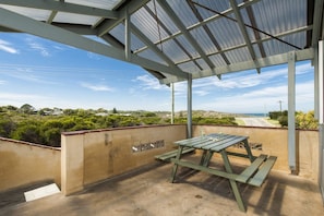 Casa, 4 habitaciones | Terraza o patio