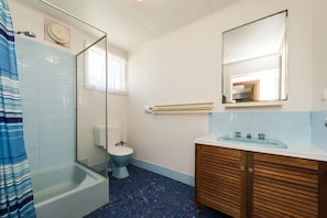 Casa, 4 habitaciones | Baño | Regadera