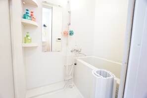 Bồn tắm và buồng tắm vòi sen riêng, đồ dùng nhà tắm miễn phí 