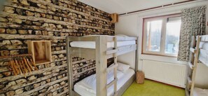 2 bedrooms, travel cot, WiFi, bed sheets