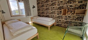 3 bedrooms, travel crib, WiFi, bed sheets - Amsterdam Farm Lodge: ground floor apartment (Amsterdam)