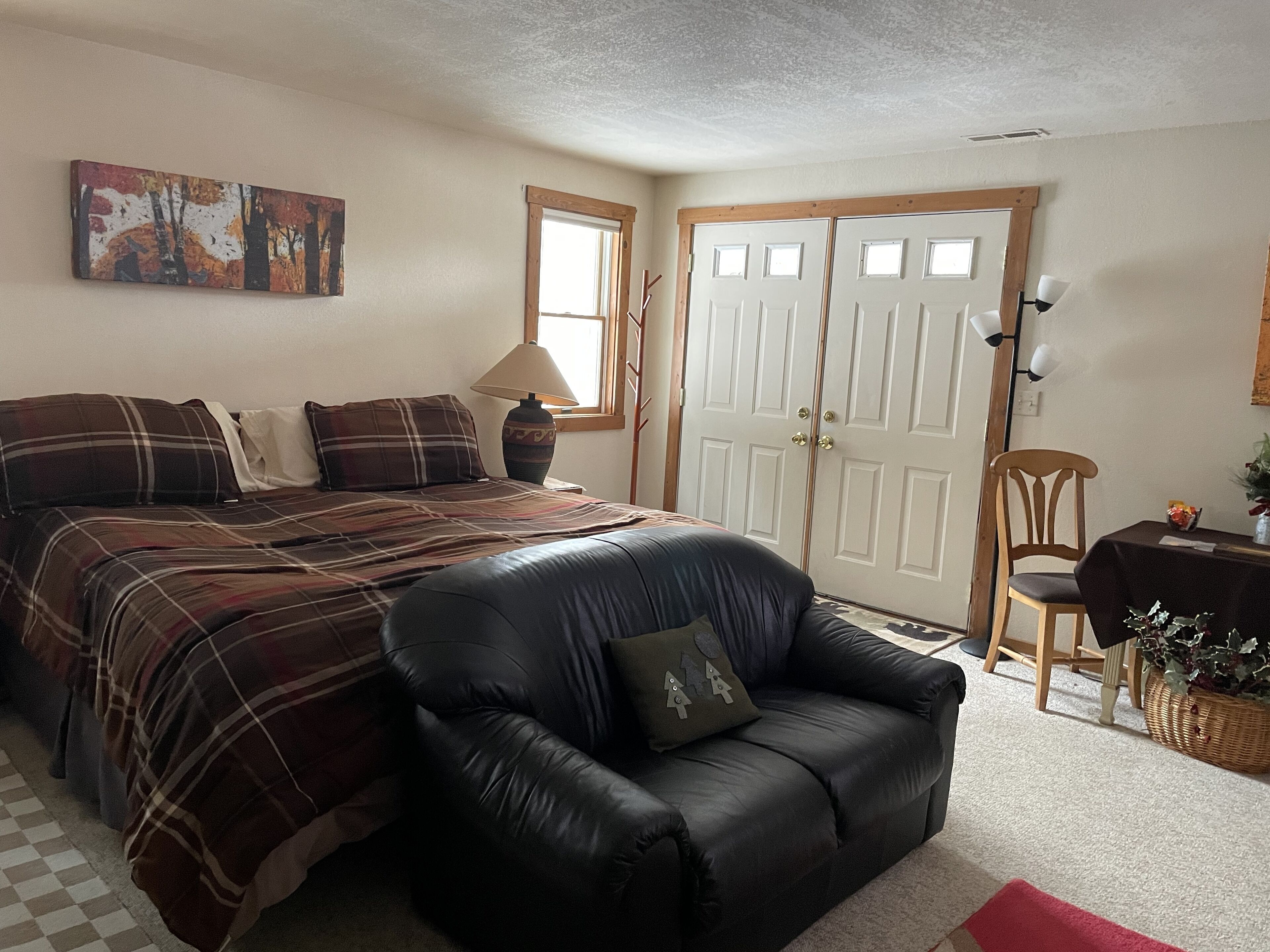 Escritorio, tabla de planchar con plancha, wifi gratis y ropa de cama 