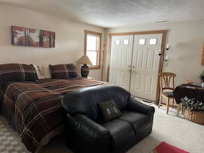 Bureau, fer et planche à repasser, Wi-Fi gratuit, draps fournis