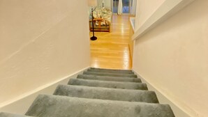 A staircase leading to a room with a large, circular wall decoration. - One bedroom  in United States of America, Pahala (Pahala)