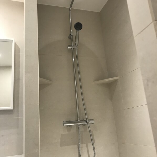 Badewanne, Handtücher, Seife, Toilettenpapier