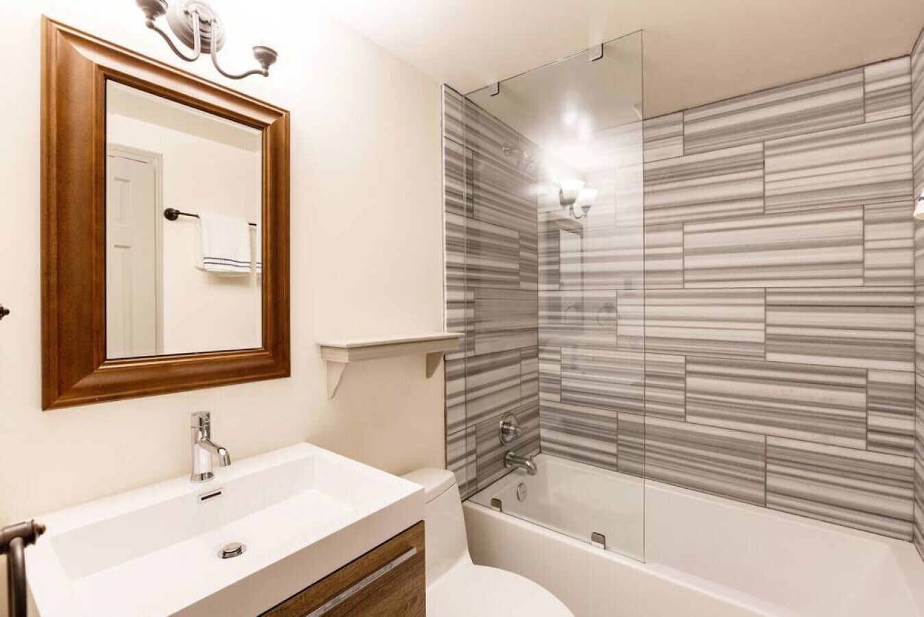 Secador de pelo, piso con calefacción en el baño, toallas