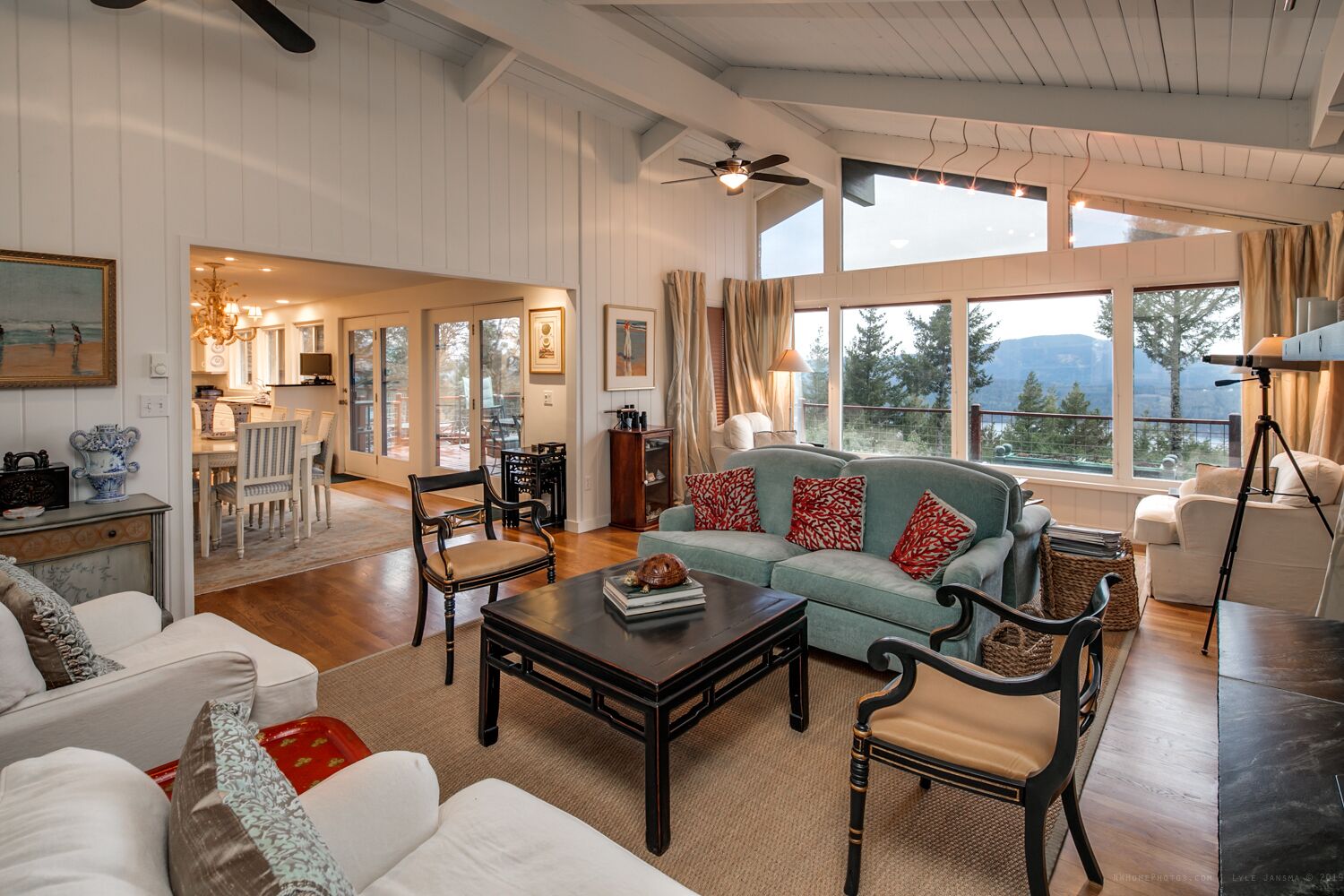 TV, fireplace, streaming services