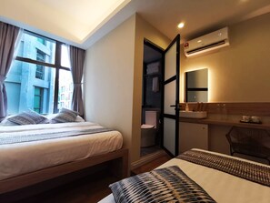 Deluxe Family Room with Street View | Premium bedding, memory foam beds, desk, soundproofing - Oikos Poshtel (Kota Kinabalu)