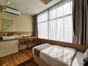 Deluxe Family Room with Golf View | Premium bedding, memory foam beds, desk, soundproofing - Oikos Poshtel (Kota Kinabalu)