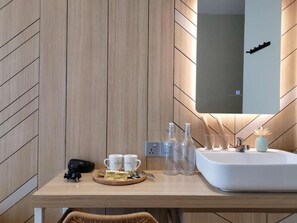 Shower, hair dryer, slippers, towels - Oikos Poshtel (Kota Kinabalu)
