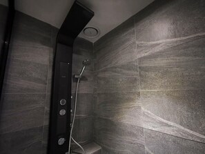 Bathroom shower - Oikos Poshtel (Kota Kinabalu)
